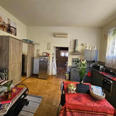 Les Violettes Apartment